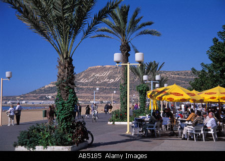 voila jour et nuit cette caf� acouter de la plage le caf� a partir de 0.5 uro lolo